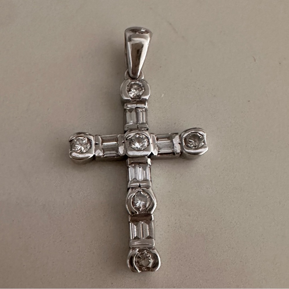 Beautiful 18k white italian gold pendant with diamonds